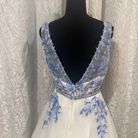 Say Yes to the Prom Blue & White Ball Gown Size 11 Floral Embroidery V Back - Picture 7 of 12